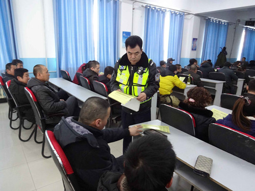 鄂溫克旗大雁交警中隊組織駕駛員安全培訓(xùn)_呼倫貝爾新聞 - 呼倫貝爾日報