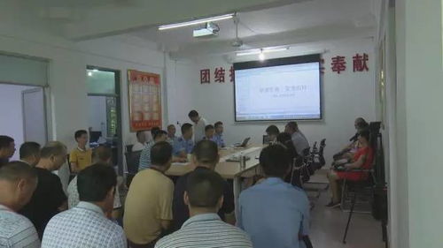 陸河交警對(duì)河城環(huán)衛(wèi)站司機(jī)進(jìn)行交通安全知識(shí)培訓(xùn)