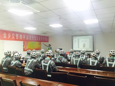 點(diǎn)贊!金鄉(xiāng)交警為代駕司機(jī)上交通安全培訓(xùn)課!